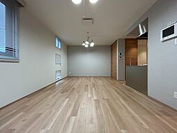 T.N.GARAGE HAUSE　A-2（ティー．エヌ．ガレージハウス） 2階ワンルームのリビング/ダイニング