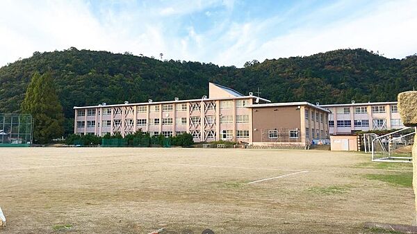 米原市立双葉中学校まで約2,400m