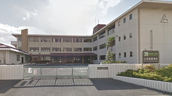 愛荘町立秦荘西小学校まで約590m