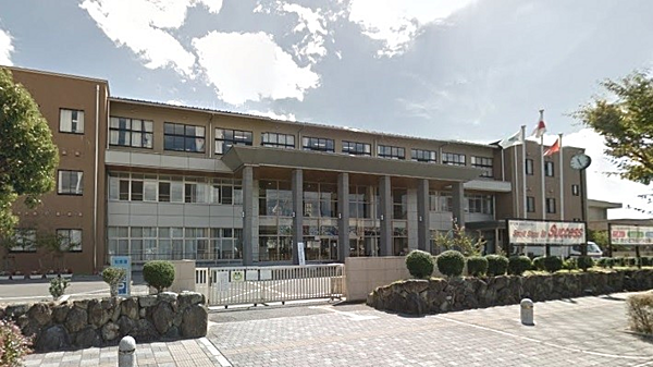 愛荘町立秦荘中学校まで約1,650m