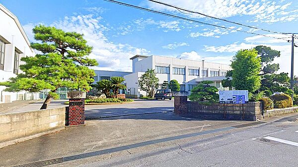 米原市立坂田小学校まで約600m
