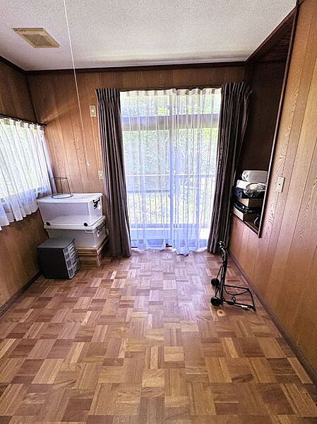 2階階段横の洋室です。ここからもバルコニーに出入りできます。