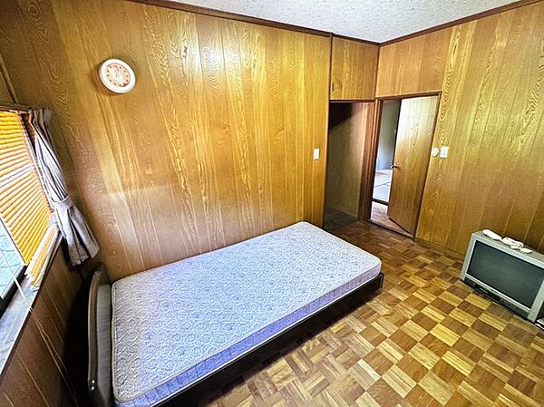 2階トイレ横の洋室です。出窓があるため広く見えます。