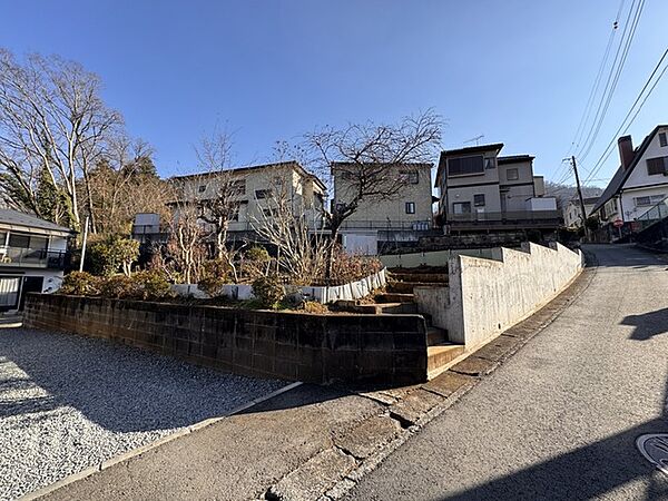 道路北側から見た敷地　　隣地側の高低差　約0.7ｍ～約1.3ｍ