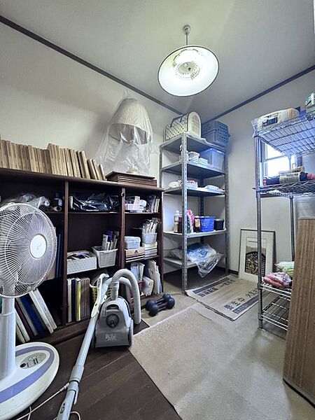 奥行きのある納戸は。ゆとりある収納です。