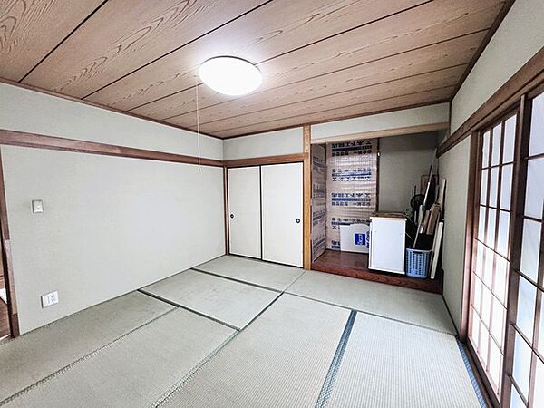1階の和室です。玄関ホールからお客様を通せます。