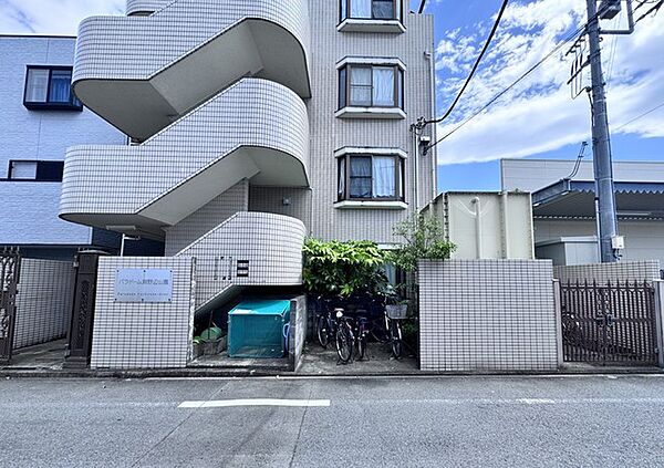 駐輪スペースやごみ集積所を備え、住みやすさに配慮しました
