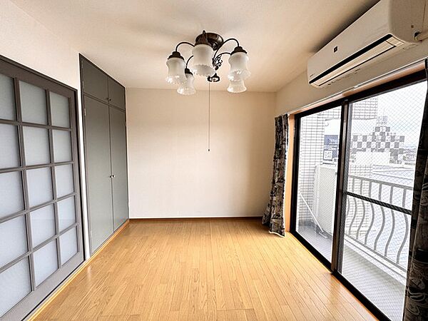 和室から見た洋室です。室内を明るく照らす窓辺が印象的。バルコニーの先には街の景色が広がり、風通しも良好な心地よいお部屋です。