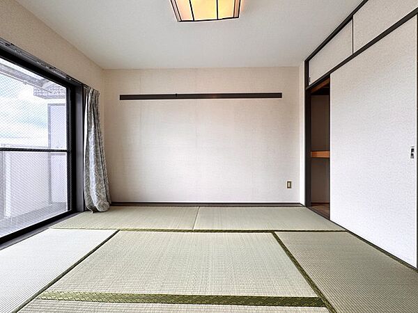洋室から見た和室です。隣り合う空間との調和を感じる和室。バルコニーへ続く開放感とともに、心地よい時間が流れます
