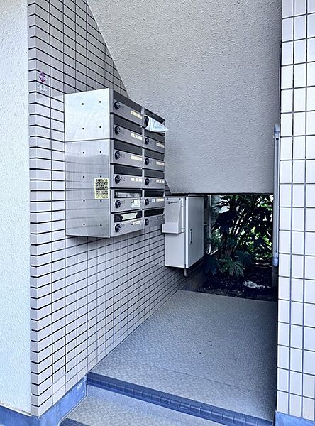 1階エントランスに設置された、シンプルで機能的なダイヤル式の郵便受けです 。