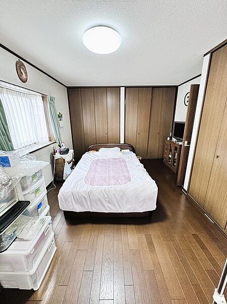 2階洋室（バルコニー側）は壁一面にゆとりある収納を備えており、すっきりと整った暮らしを叶える住まい心地の良い広さを確保しています