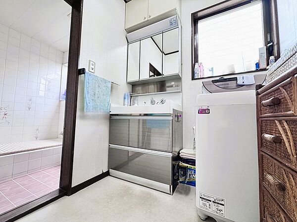 身支度を整える場所として、シンプルな洗面化粧台が、すっきりと落ち着いた空間を演出しています