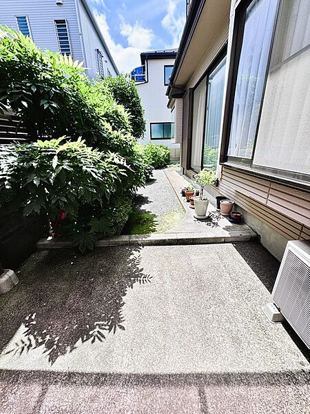 丁寧に手入れされた庭。季節の移ろいを感じながら、土いじりや小さな家庭菜園など、豊かな時間を紡げる落ち着いた空間が広がります