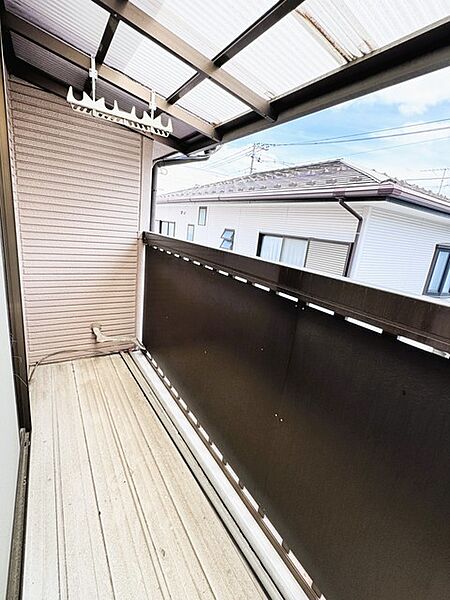 屋根付きのバルコニーは天候を気にせず利用でき、共働きの助けになります。