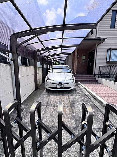 ゆとりある広さを確保したカーポート付き駐車場は2台分のスペースを備えており、愛車を雨や直射日光から守ります。