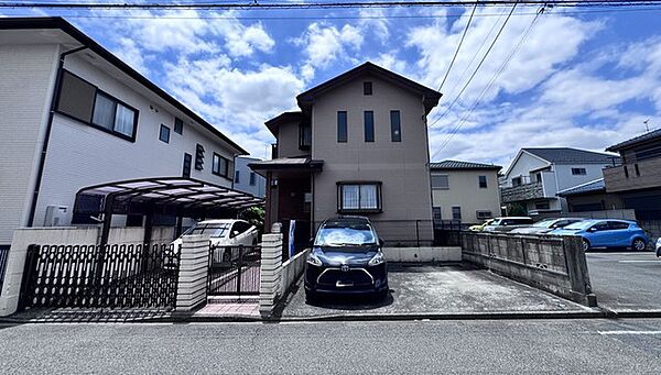 道路に面した敷地には並列で駐車できるゆとりあるスペースを確保してます。