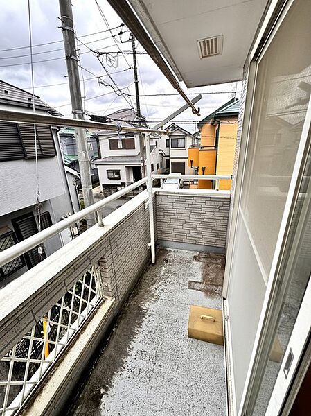 周囲の街並みを穏やかに見渡せるバルコニーは、風通しも良く、日々の暮らしにちょっとした解放感をもたらす心地よいスペースとしてお使いいただけます
