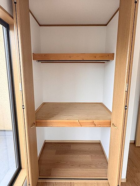 お布団も収納可能な奥行きのあるクローゼット付きです。
