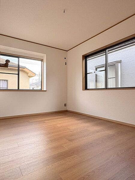 2階洋室6．0帖です。二面採光で明るいお部屋です。