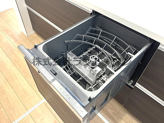 ビルトイン食洗機は、食器類の後片付けの手間を省くことができるだけでなく、手荒れ予防などもできます♪