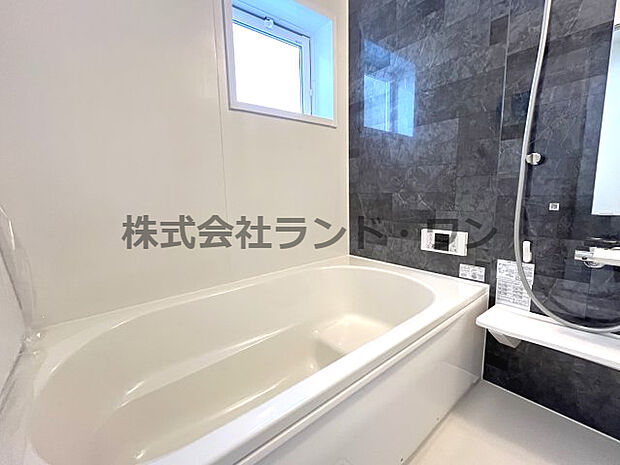 統一感のある浴室が上品な印象を与え、くつろげる空間を創り上げています。足をのばしてゆったりくつろげる浴槽で、心身ともにリフレッシュできそうです。