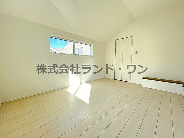 2階洋室約6.0帖　開放的な空間に見せることのできる勾配天井を採用。