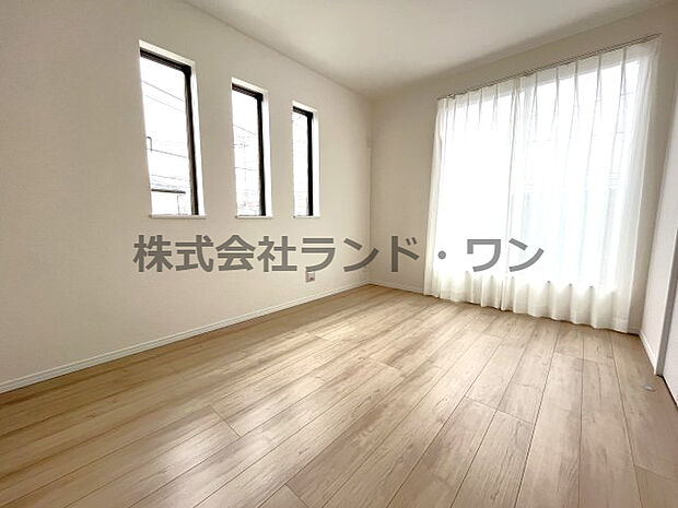 □洋室6帖　どんな家具とも調和できる色合いのお部屋なので、お気に入りの家具を置いてあなただけの空間をつくりましょう！