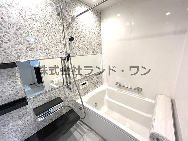ホテルライクな清潔感のある浴室。シャワーヘッドホルダーは可動式の為、シャワーヘッドをお好みの位置で固定することができます。