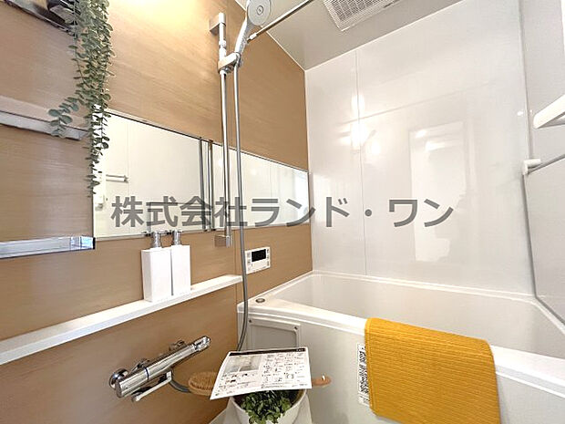 温かみのある内装が魅力的な浴室。シャワーヘッドホルダーは可動式の為、シャワーヘッドをお好みの位置で固定することができます。
