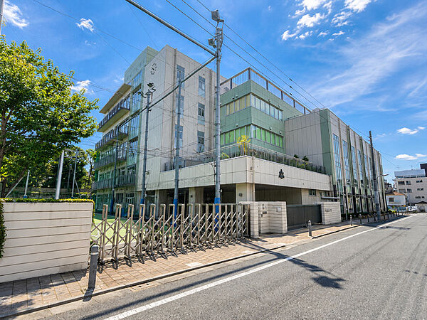 通学路は穏やかな住宅街の中の道なので、お子さんの通学も安心。