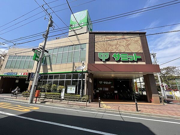 野菜の種類も多く、魚や肉も充実しています。