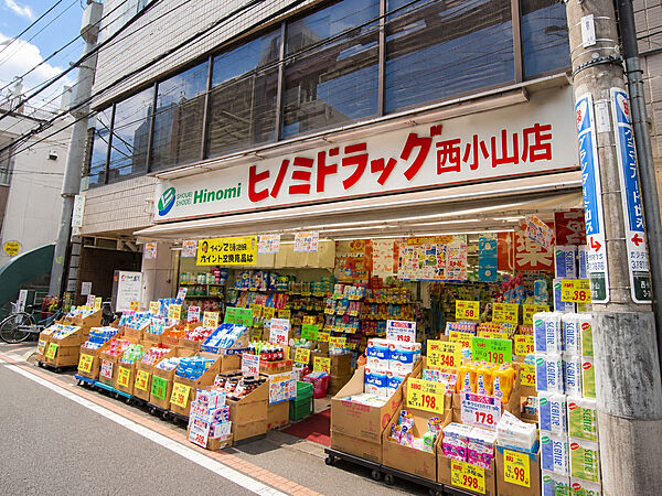 ちょっと風邪を引いたかな、という時に近くに薬局があると便利です。