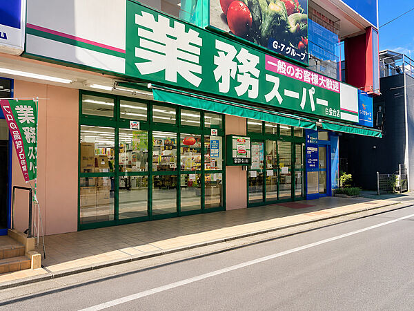 野菜の種類も多く、魚や肉も充実しています。