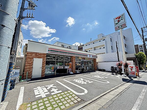 近くにコンビニがあり、ちょっとしたお買い物がしたい時に便利です。