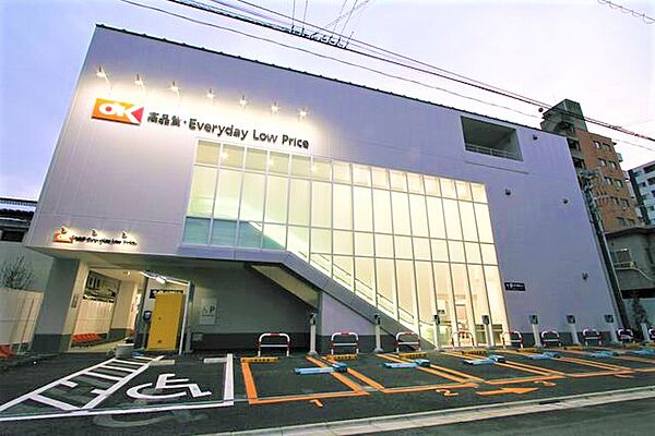 野菜の種類も多く、魚や肉も充実しています。総菜コーナーも陳列が工夫されており買い物しやすいです。