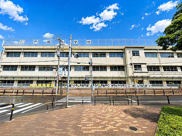 通学路は穏やかな住宅街の中の道なので、お子さんの通学も安心。