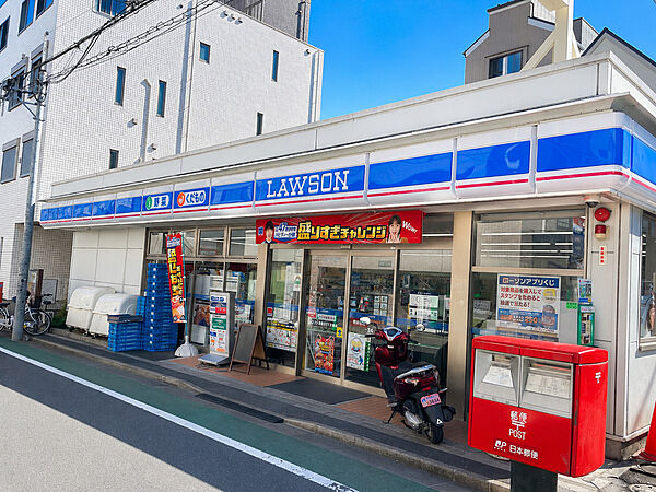 近くにコンビニがあり、ちょっとしたお買い物がしたい時に便利です。