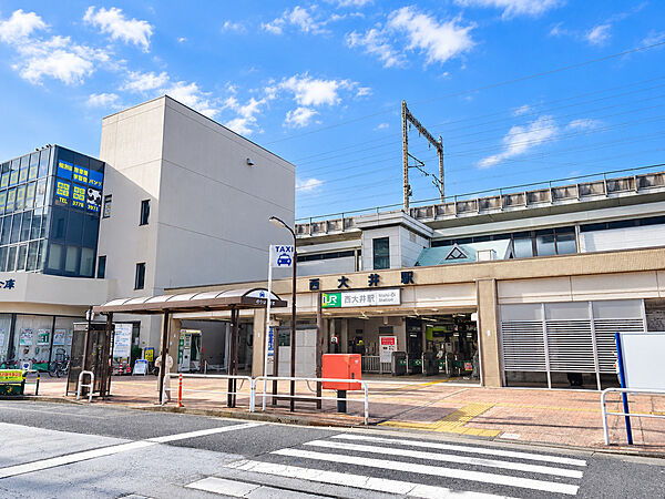 都心部へのアクセスも強く、交通利便性が高い路線です。充実した環境でありながら、少し歩くと低層住宅が多く落ち着いた街並みが広がります。