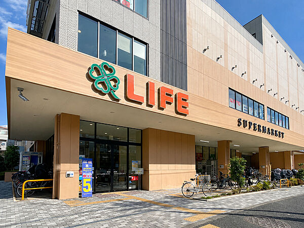 野菜の種類も多く、魚や肉も充実しています。総菜コーナーも陳列が工夫されており買い物しやすいです。
