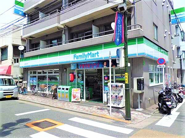 近くにコンビニがあり、ちょっとしたお買い物がしたい時に便利です。