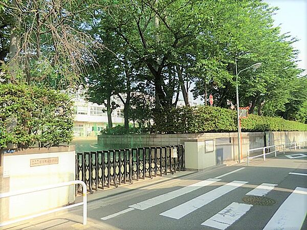 通学路は穏やかな住宅街の中の道なので、お子さんの通学も安心。