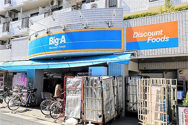 野菜の種類も多く、魚や肉も充実しています。総菜コーナーも陳列が工夫されており買い物しやすいです。