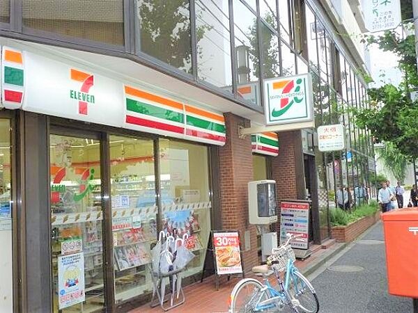 近くにコンビニがあり、ちょっとしたお買い物がしたい時に便利です。