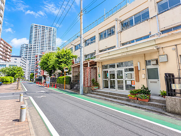 通学路は穏やかな住宅街の中の道なので、お子さんの通学も安心。