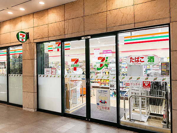 近くにコンビニがあり、ちょっとしたお買い物がしたい時に便利です。