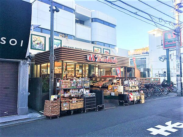 野菜の種類も多く、魚や肉も充実しています。総菜コーナーも陳列が工夫されており買い物しやすいです。