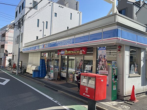 近くにコンビニがあり、ちょっとしたお買い物がしたい時に便利です。