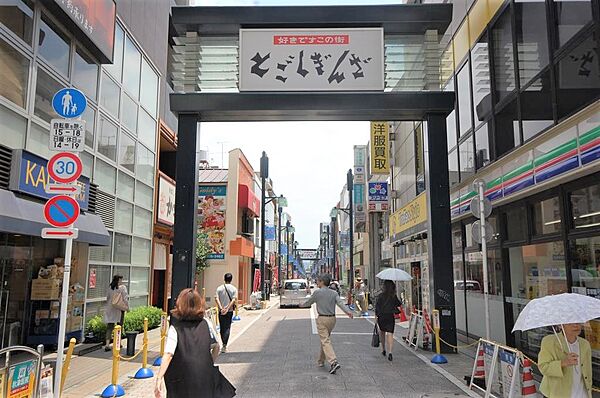 ◇多彩なニーズに応えるスーパーなどの買い物施設が充実。