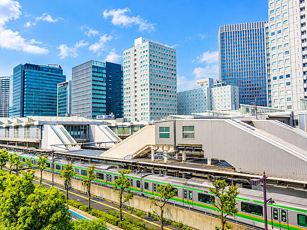 駅前は商業施設も豊富で、おしゃれな雰囲気が漂います。各ニーズに対応可能な環境になっております。