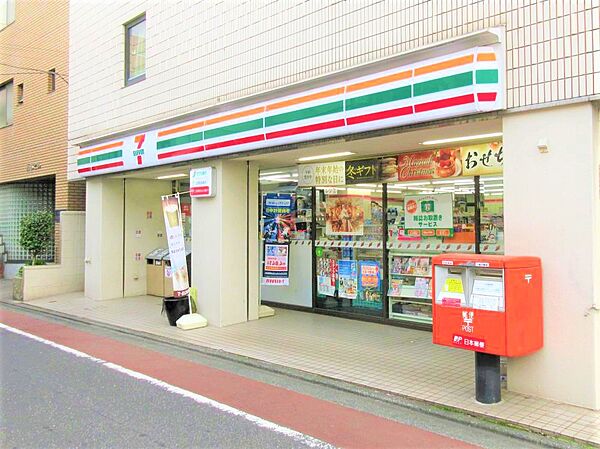 近くにコンビニがあり、ちょっとしたお買い物がしたい時に便利です。
